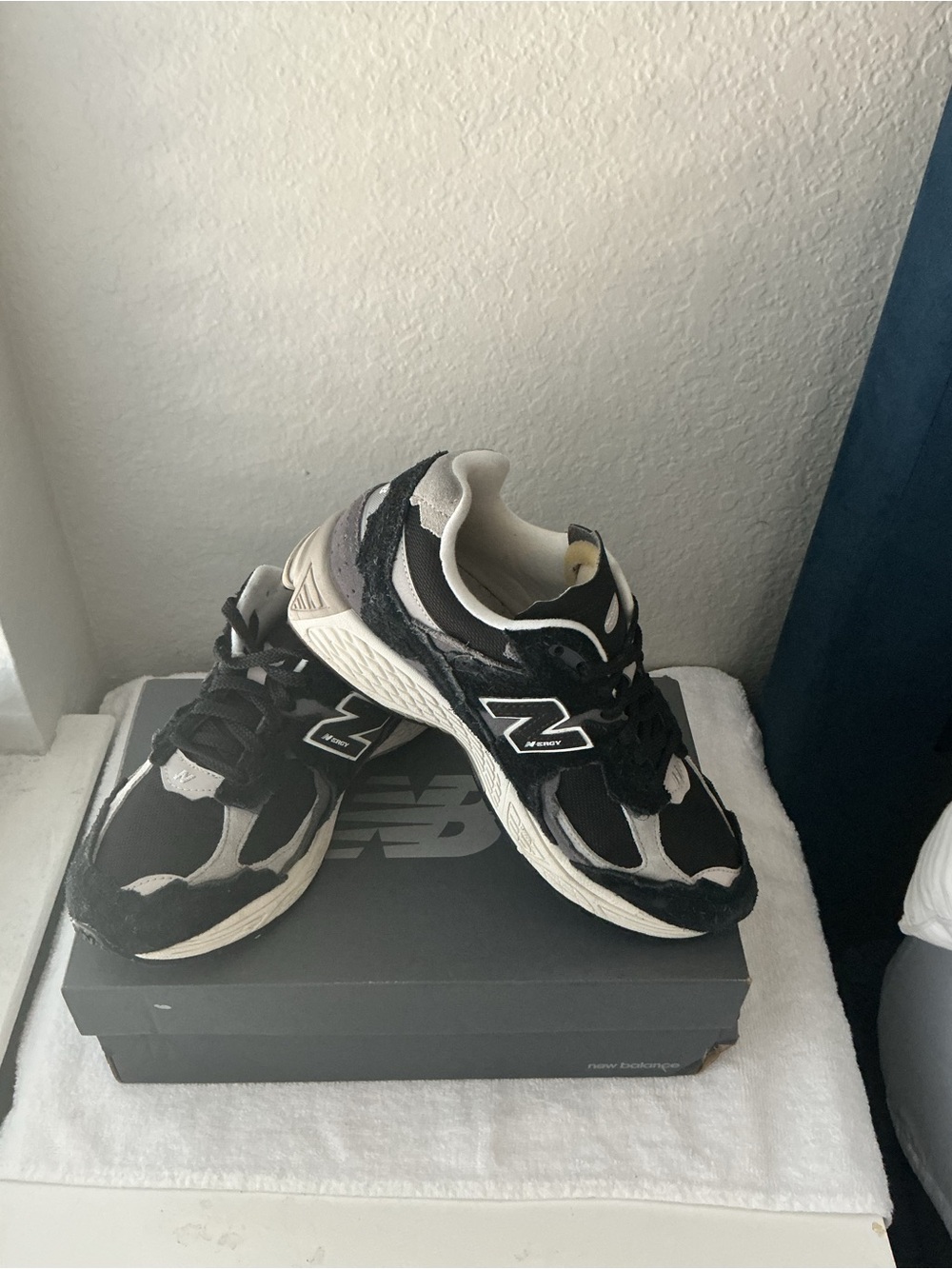 New Balance Mens Black and Grey Athletic Sneakers. 2002RD protection pack.